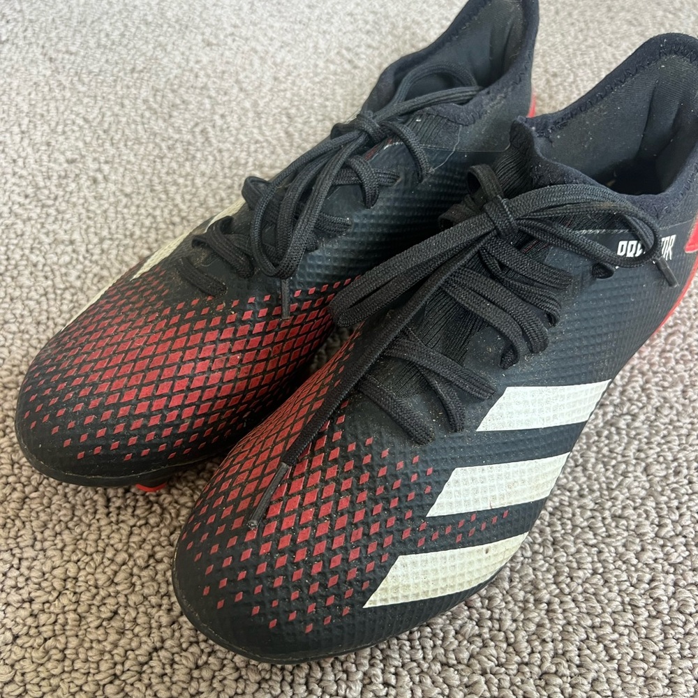 Adidas soccer cleats US 7 big kids/
Men’s.
